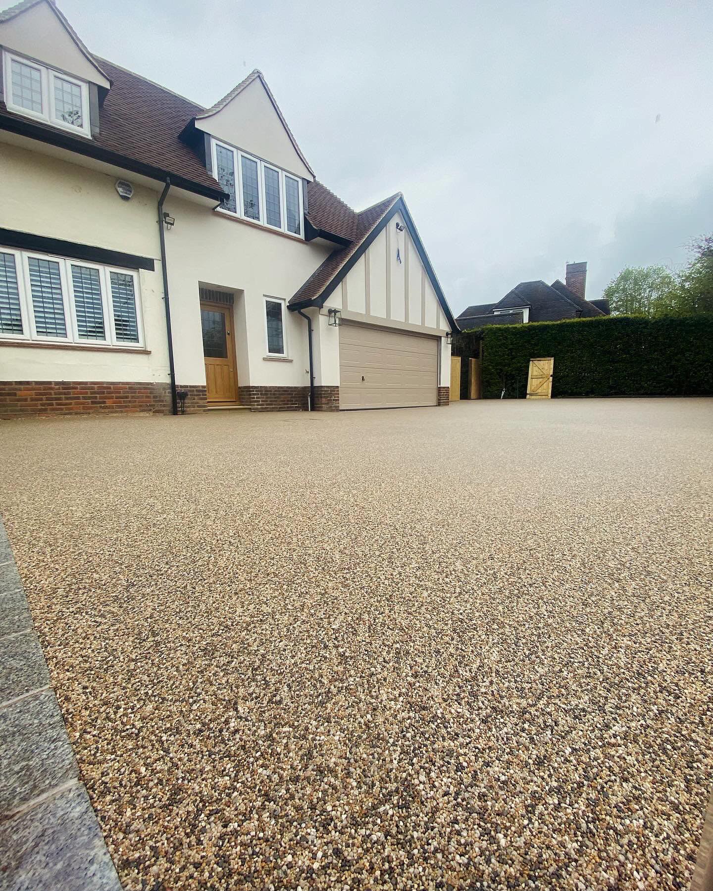 Porlock Coast Resin Bound with Granite Sett Borders